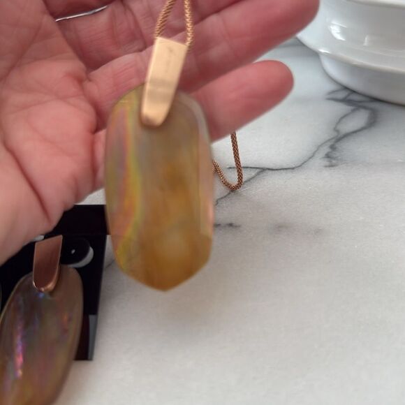 Kendra Scott Aragon Earrings and necklace in Brown Mother of Pearl - Picture 5 of 7